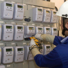 Un técnico revisa los contadores de electricidad hace unos días en Barcelona.