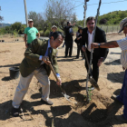 Yamazaki y José Manuel Blanco plantan cerezos en Priaranza