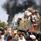 Colombianos tratan de salvar ayuda humanitaria para Venezuela en Cúcuta.