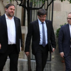 El vicepresident de la Generalitat, Oriol Junqueras, el president Carles Puigdemont y el portavoz del Govern, Jordi Turull