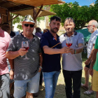 Varias personas brindan con un Prieto Picudo, ayer en Pajares de los Oteros. MEDINA