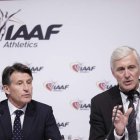 Sebastian Coe (i), y el encargado de elaborar el informe sobre la situación rusa, Rune Andersen. LISI NIESNER