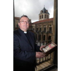 Francisco Rodríguez LLamazares posa con la medalla en el claustro de San Isidoro.