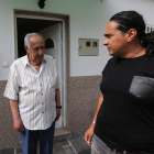 Luis Prada, junto a su hijo, en la puerta de su casa, situada en el barrio de Flores del Sil.