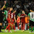 El Betis terminó el partido con nueve jugadores y el Sevilla con diez, tras tres rojas del árbitro. RAÚL CARO