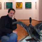 El artista leonés Vicente Soto junto a algunas de las obras que expone en Vela Zanetti.