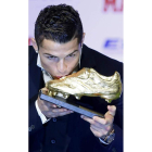 Cristiano besa la Bota de Oro que le acredita como máximo goleador europeo del curso pasado.