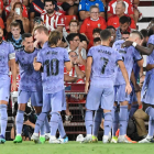 Los jugadores del Real Madrid celebran el gol que consumaba su remontada ante la UD Almería. CARLOS BARBA