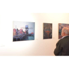 Dos personas observan algunas de las obras que conforman la exposición ‘Ignacio Ipiña. El legado de hierro’ que acoge el museo de Sabero hasta el 7 de mayo.