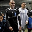 Zidane y Ronaldo, acompañados de dos niños, se disponen a jugar el Partido contra la Pobreza