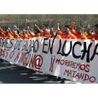 Estibadores del puerto de Bilbao, se han solidarizado con los estudiante acompañándoles en la manifestación que ha recorrido las calles de la capital vizcaína.