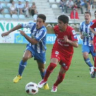Javi López pugna por un balón con un rival. El jugador llegado del Málaga completó su mejor partido