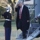 Trump llega con el helicóptero presidencial a la Casa Blanca.