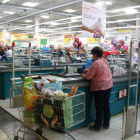 La gente aprovechó la apertura de comercios el día festivo para realizar sus compras.