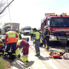 Las asistencias atienden a los heridos en un accidente.