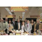 Autoridades y productores posan delante de uno de los stands de productos de León que se encuentran
