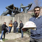 Francisco Aller con Antonio Fernández, uno de los más jovenes del 92, Javier Rubio, Marcelino Martínez y Eliseo Iglesias frente al monumento al minero de Villablino.
