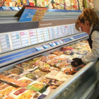 Una trabajadora ordena productos congelados de una tienda de la cadena La Sirena, en Barcelona.