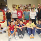Jonatan Rodríguez, a la derecha en la primera fila, con los jóvenes aprendices. A la derecha dos alu