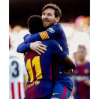 Messi celebra su gol con el delantero francés Dembélé durante el partido contra el Athletic. QUIQUE GARCÍA
