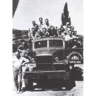 El Hullera inició sus desplazamientos en un camión: el equipo «posa» en el año 1951. Más tarde lo haría en este autobús (la imagen es de 1963).
