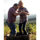 Ana Duato y Prada A Tope pisando uva en el Bierzo
