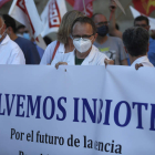 Concentración de los trabajadores del Inbiotec en el mes de junio frente a Botines. FERNANDO OTERO