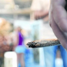 Un hombre sostiene un porro, en una imagen tomada en la feria ExpoCannabis de Leganés.