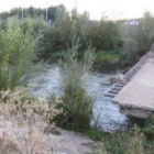 La pasarela fue arrasada por las riadas del otoño del 2006 y desde entonces se mantiene inservible.