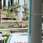 Los investigadores en el lugar del atentado. MAURICIO DUEÑAS CASTAÑEDA