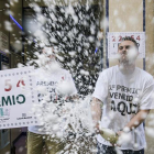 El trabajador Miguel Ponce, de la Administración "El Gato Negro" celebra el primer premio del sorteo extraordinario de la lotería de El Niño celebrado hoy que ha dejado dos millones de euros en Málaga capital, donde ha vendido una serie del 22.654.