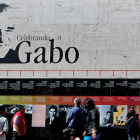 Un grupo de personas observa una línea cronológica de la vida del escritor colombiano y premio Nobel de literatura, Gabriel García Márquez.