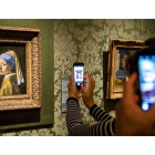 Visitantes del Museo Mauritshuis de La Haya hacen fotos a ‘La joven de la perla’. BART MAAT