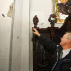 El rector de la Basílica de la Encina de Ponferrada, Antolín de Cela, en el camarín de la Basílica en el que se volverán a exponer los espejos venecianos después de su restauración
