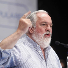 Arias Cañete, durante la clausura de la convención del PP de Valencia. A la derecha, Valenciano, en la Fiesta de la Rosa del PSC del Vallès Oriental.