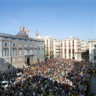 Cientos de estudiantes universitarios y de secundaria por el centro de Barcelona. MARTA PÉREZ