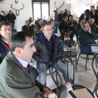 El aula de la naturaleza de Pereda de Ancares acogió ayer la subasta con menos afluencia que en años anteriores.