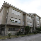 Fachada principal del colegio La Puebla de Ponferrada, en una imagen tomada ayer.