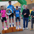 La imagen de la izquierda recoge el podio de los vencedores y a la derecha el alcalde de Valdefresno, Carlos Gutiérrez, abre la prueba junto a Jesús Oblanca, concejal de Deportes. DL