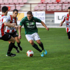 Diego Torres, con el balón en los pies, recibe el severo marcaje de tres jugadores del SD Logroñés en el estadio de Las Gaunas.
