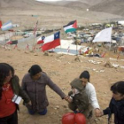 Familiares de los mineros atrapados rezan para agradecer por los avances en el rescate.