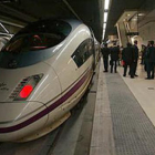 Un tren AVE en la estación de Sants.