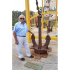 Paco Robles con el ancla que se cree pertenec ió al vapor Habana en Salinas. GAITERO.