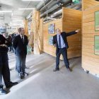 El comisario explica la exposición al presidente de la Fundación y al director territorial de La Caixa.