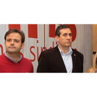 Tino Rodríguez, secretario provincial del PSOE, con el procurador Miguel Ángel Cardo y María Eugenia Domínguez durante la reunión de la Cumbre Social- Plataforma Ferroviaria de León y Asturias