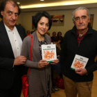 Javier Tomé, Ana Villanueva y Pepín Muñiz, ayer en la presentación del libro.