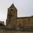 Aspecto actual de la iglesia de El Salvador, con su sólida torre, desde la plaza del mismo nombre