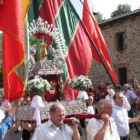 Los pendones de una veintena de pueblos de la provincia forman un pasillo para homenajear a la Virge