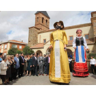 Las autoridades observan el desfile de gigantes que inauguró oficialmente la feria.
