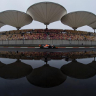 Fernando Alonso rodando por el circuito de Shangai.